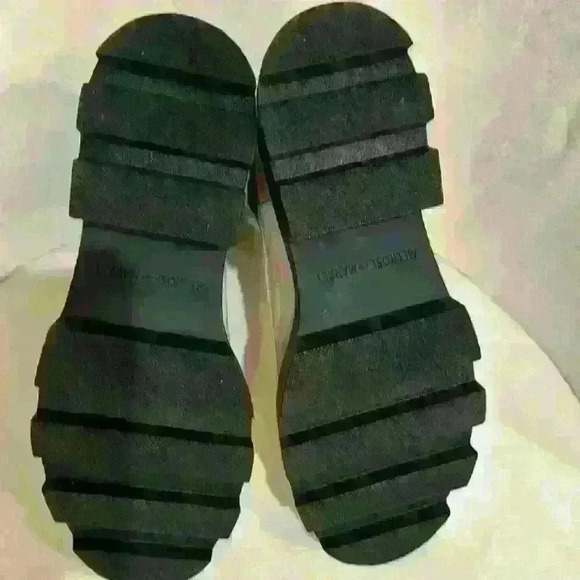 Open Edit Iris Lug Chelsea Boot. Women’s size 9M. Color: Cream, Black. - Picture 5 of 6